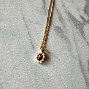 Elegant Gold and Pearl Pendant Necklace